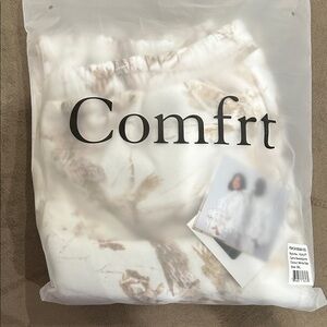 Comfrt Women's Cream and White Comforter Set